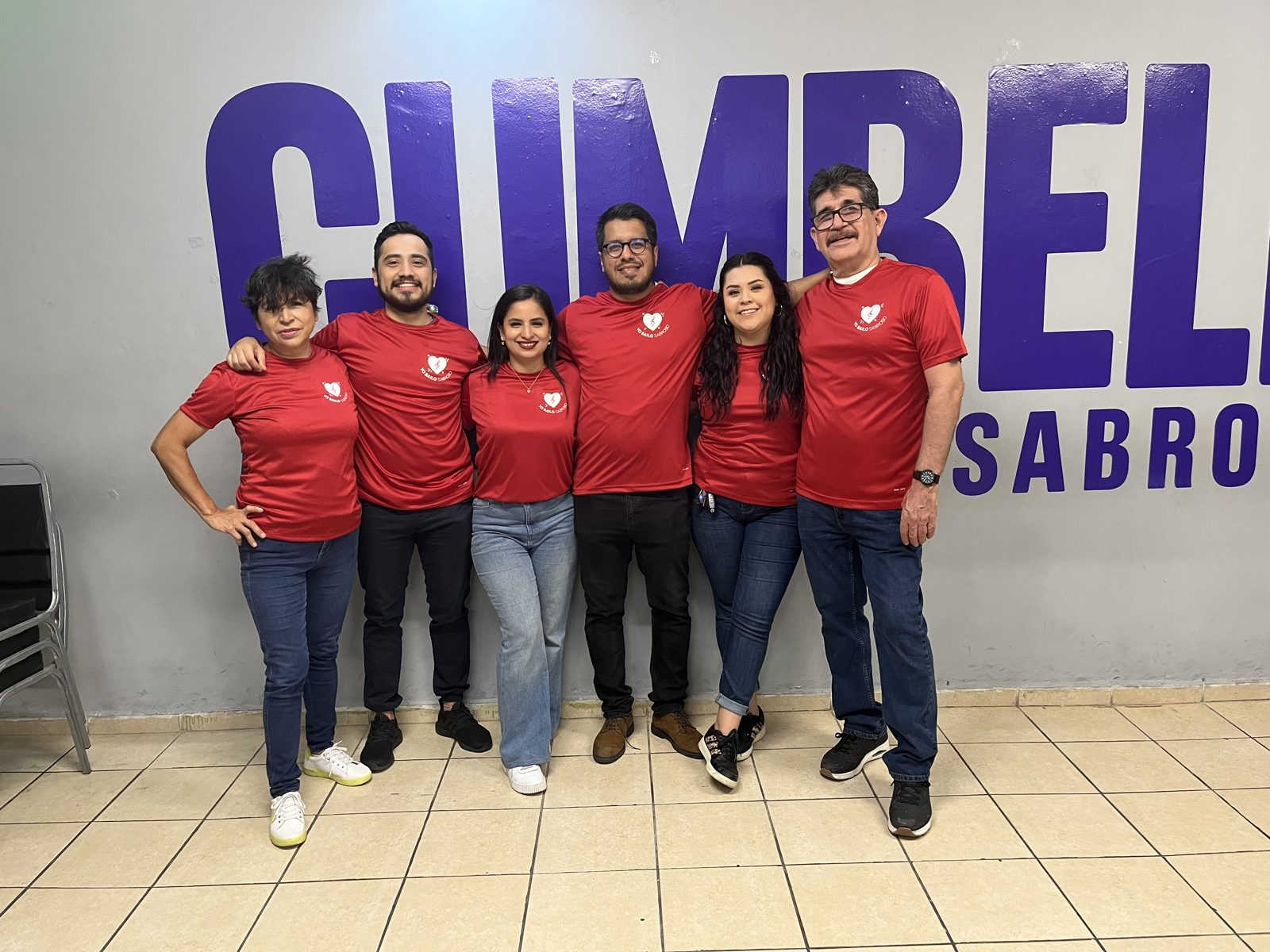 El Teambele: el equipo de Cumbele frente al logo de la escuela